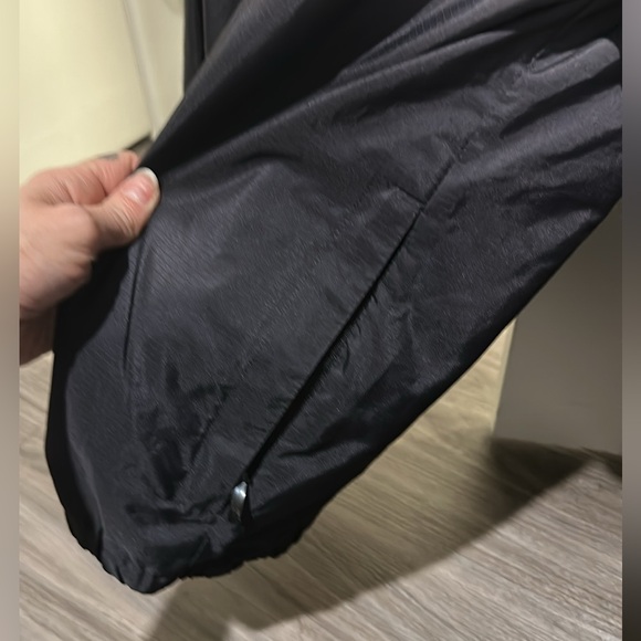 Ladies’ Guess windbreaker/light jacket, zipper close, with optional hood. Size M - Picture 5 of 7